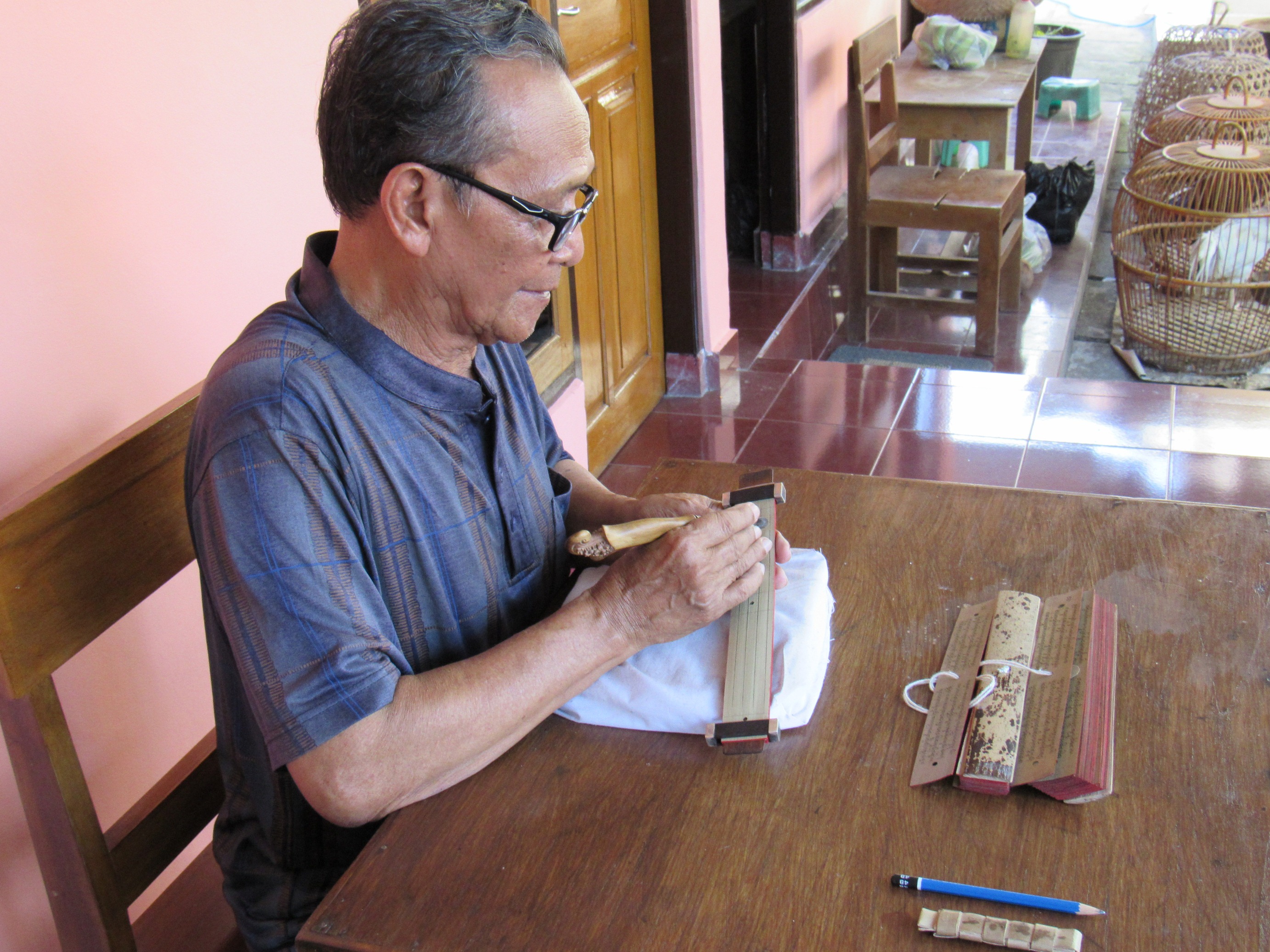 Ida Dewa Gede Catra engraving a lontar in Amlapura. (Andrea Acri)