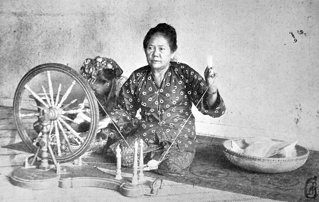 Consort seated at spinning wheel, c.1910.  Reproduced in CM Pleyte, De Inlandsche nijverheid in West-Java als social-ethnologisch verschijnsel. Vol. 2, 1911. Batavia: Javasche Boekhandel en Drukkerij.