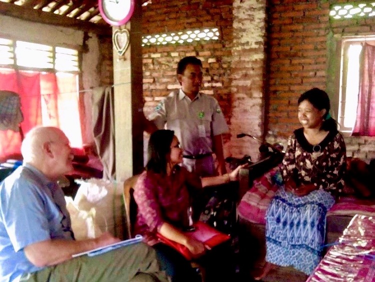 Kunjungan follow-up pada saat penelitian tentang bebas pasung  / Mary-Jo DelVecchio Good